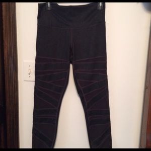 LULULEMON RARE size 10 Wunder under Black Snake